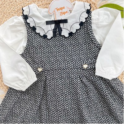  Conj. Blusa Gola Bordada Corações e Salopete Pied de Poule - Branco e Preto